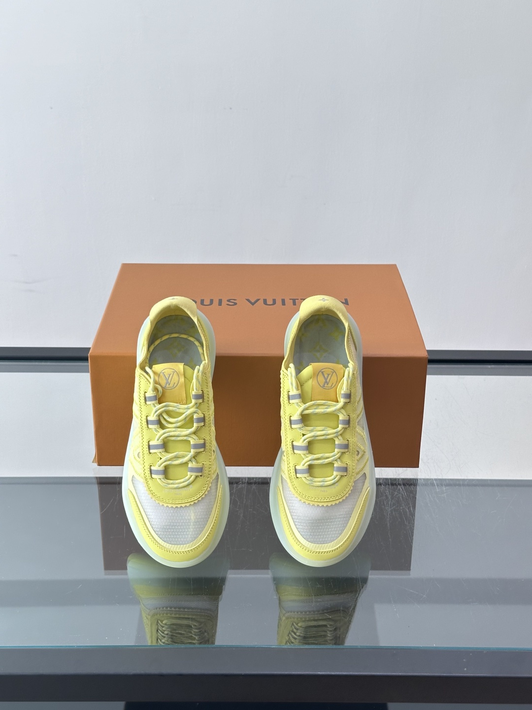 LV SPRINT 情侣款👫运动鞋本款 LV SPrint 运动鞋以混合科技材质制成，穿着舒适贴合，为您提供稳固支撑。鞋