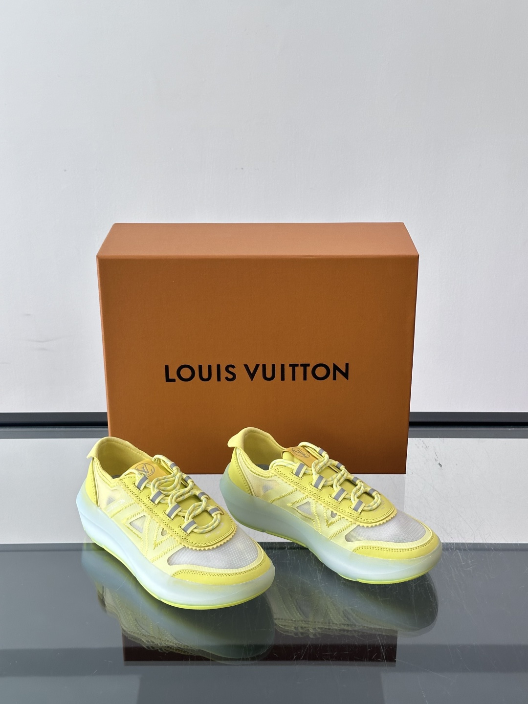 LV SPRINT 情侣款👫运动鞋本款 LV SPrint 运动鞋以混合科技材质制成，穿着舒适贴合，为您提供稳固支撑。鞋