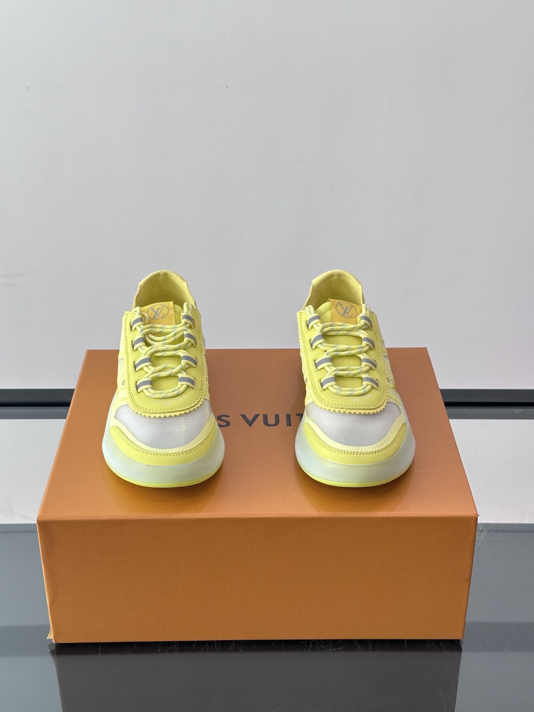 LV SPRINT 情侣款👫运动鞋本款 LV SPrint 运动鞋以混合科技材质制成，穿着舒适贴合，为您提供稳固支撑。鞋