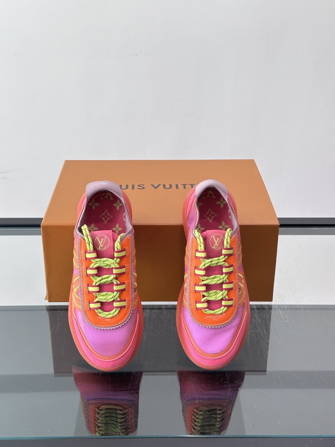 LV SPRINT 情侣款👫运动鞋本款 LV SPrint 运动鞋以混合科技材质制成,穿着舒适贴合,为您提供稳固支撑。鞋 LV SPRINT 情侣款👫运动鞋本款 LV SPrint 运动鞋以混合科技材质制成,穿着舒适贴合,为您提供稳固支撑。鞋