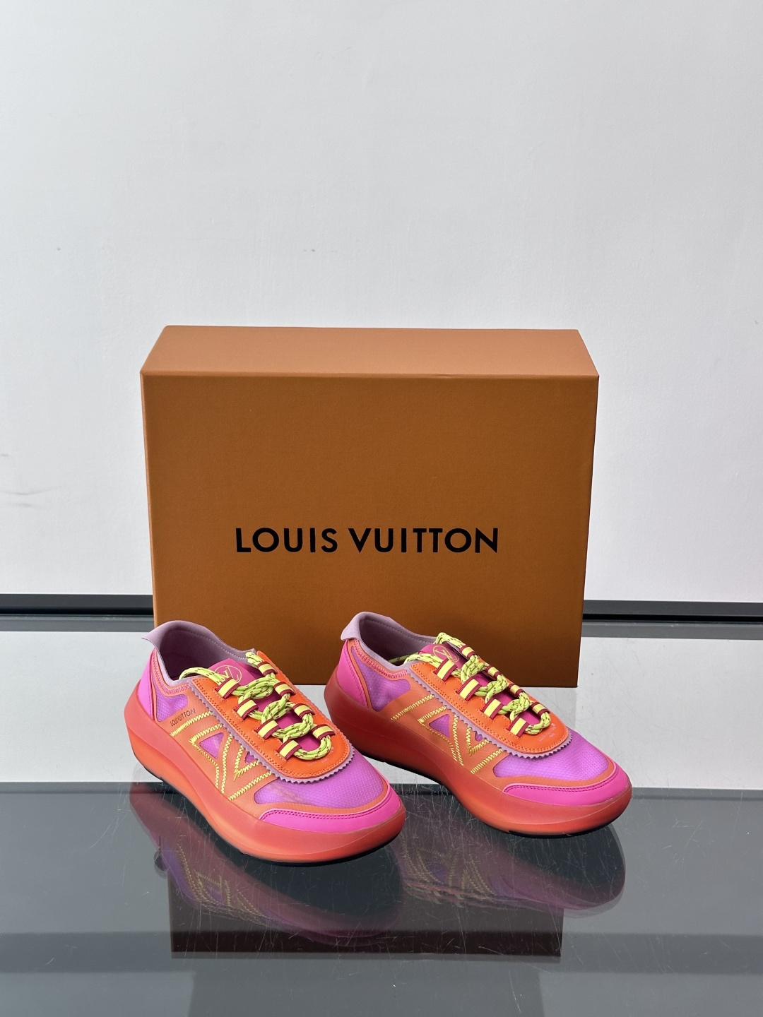 LV SPRINT 情侣款👫运动鞋本款 LV SPrint 运动鞋以混合科技材质制成,穿着舒适贴合,为您提供稳固支撑。鞋 LV SPRINT 情侣款👫运动鞋本款 LV SPrint 运动鞋以混合科技材质制成,穿着舒适贴合,为您提供稳固支撑。鞋