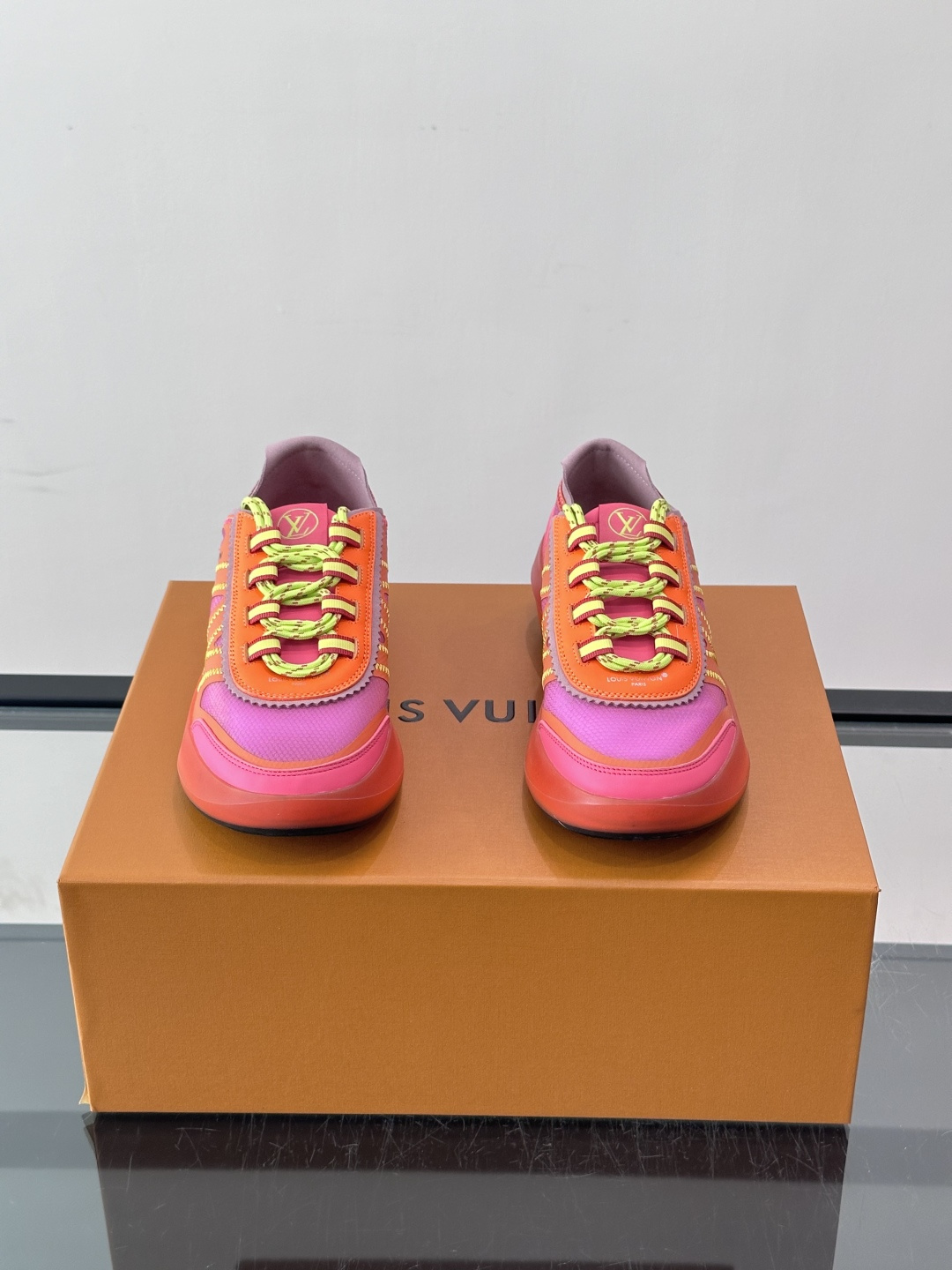 LV SPRINT 情侣款👫运动鞋本款 LV SPrint 运动鞋以混合科技材质制成,穿着舒适贴合,为您提供稳固支撑。鞋 LV SPRINT 情侣款👫运动鞋本款 LV SPrint 运动鞋以混合科技材质制成,穿着舒适贴合,为您提供稳固支撑。鞋