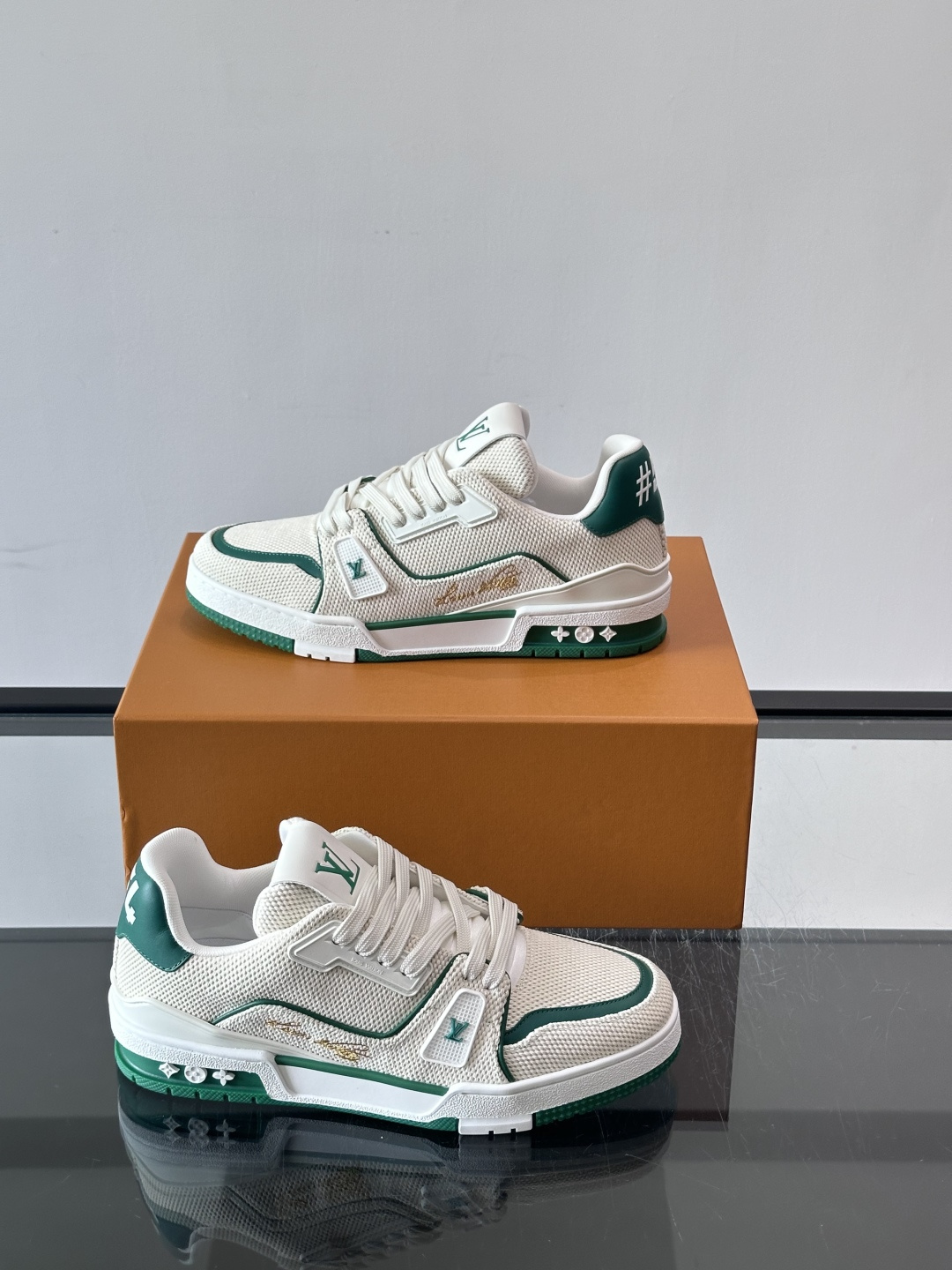 驴家 新配色 trainer运动鞋,本款 LV Trainer 运动鞋取材柔软粒面小牛皮,呈现纯净色调,后部#54标识追 驴家 新配色 trainer运动鞋,本款 LV Trainer 运动鞋取材柔软粒面小牛皮,呈现纯净色调,后部#54标识追