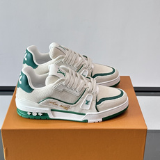驴家 新配色 trainer运动鞋,本款 LV Trainer 运动鞋取材柔软粒面小牛皮,呈现纯净色调,后部#54标识追 驴家 新配色 trainer运动鞋,本款 LV Trainer 运动鞋取材柔软粒面小牛皮,呈现纯净色调,后部#54标识追