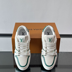 驴家 新配色 trainer运动鞋,本款 LV Trainer 运动鞋取材柔软粒面小牛皮,呈现纯净色调,后部#54标识追 驴家 新配色 trainer运动鞋,本款 LV Trainer 运动鞋取材柔软粒面小牛皮,呈现纯净色调,后部#54标识追