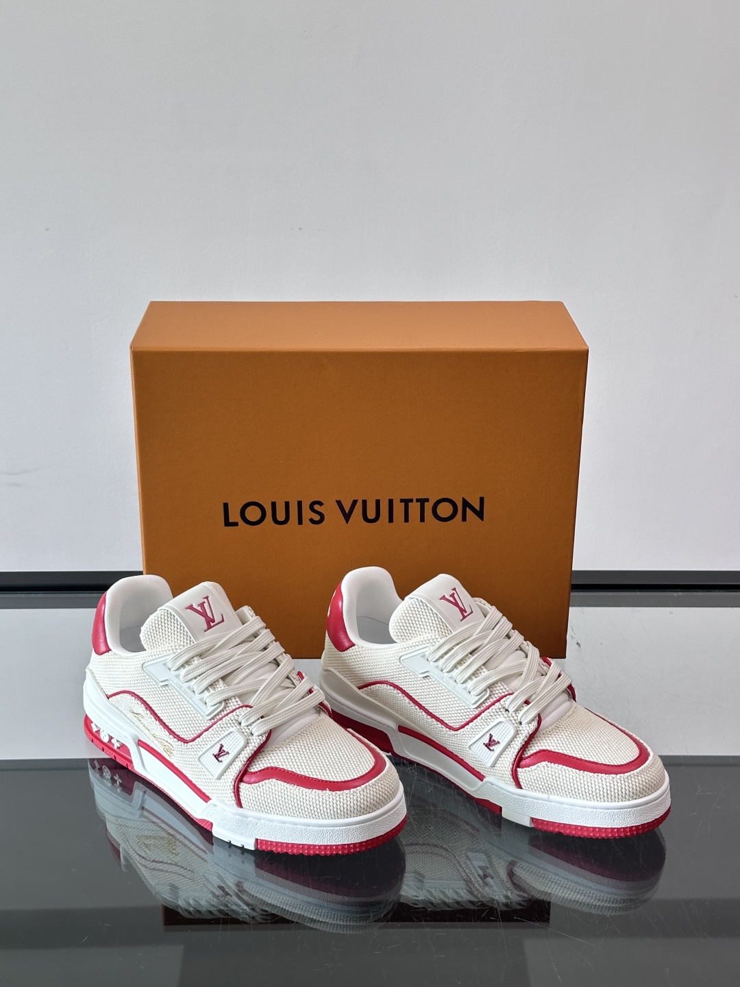 驴家 新配色 trainer运动鞋,本款 LV Trainer 运动鞋取材柔软粒面小牛皮,呈现纯净色调,后部#54标识追 驴家 新配色 trainer运动鞋,本款 LV Trainer 运动鞋取材柔软粒面小牛皮,呈现纯净色调,后部#54标识追