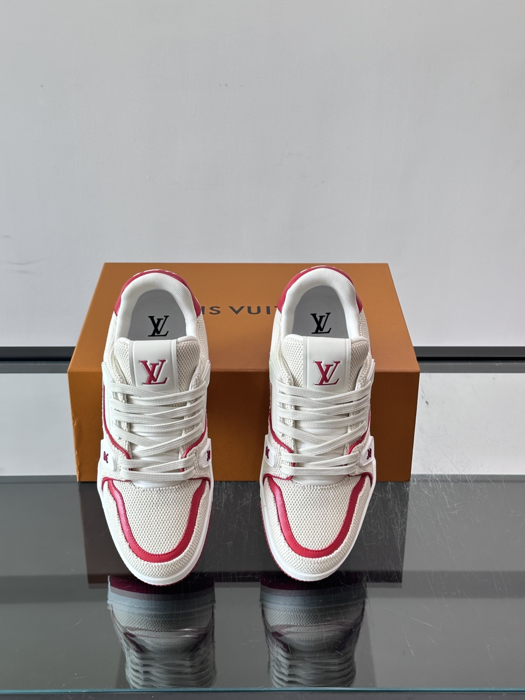 驴家 新配色 trainer运动鞋,本款 LV Trainer 运动鞋取材柔软粒面小牛皮,呈现纯净色调,后部#54标识追 驴家 新配色 trainer运动鞋,本款 LV Trainer 运动鞋取材柔软粒面小牛皮,呈现纯净色调,后部#54标识追