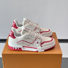 驴家 新配色 trainer运动鞋,本款 LV Trainer 运动鞋取材柔软粒面小牛皮,呈现纯净色调,后部#54标识追 驴家 新配色 trainer运动鞋,本款 LV Trainer 运动鞋取材柔软粒面小牛皮,呈现纯净色调,后部#54标识追