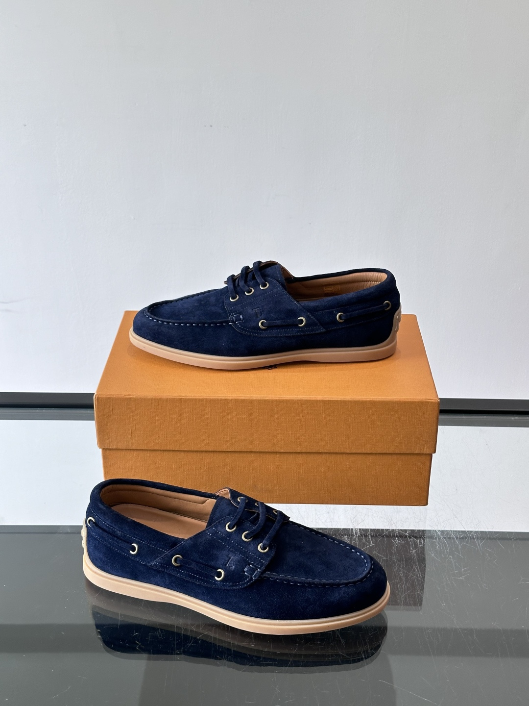 TOD’S/托德斯新款男士乐福休闲鞋,这款鞋选用皮革制成,橡胶大底尽显品牌元素,轻松提升日常造型。原版1:1开发,优雅低 TOD’S/托德斯新款男士乐福休闲鞋,这款鞋选用皮革制成,橡胶大底尽显品牌元素,轻松提升日常造型。原版1:1开发,优雅低