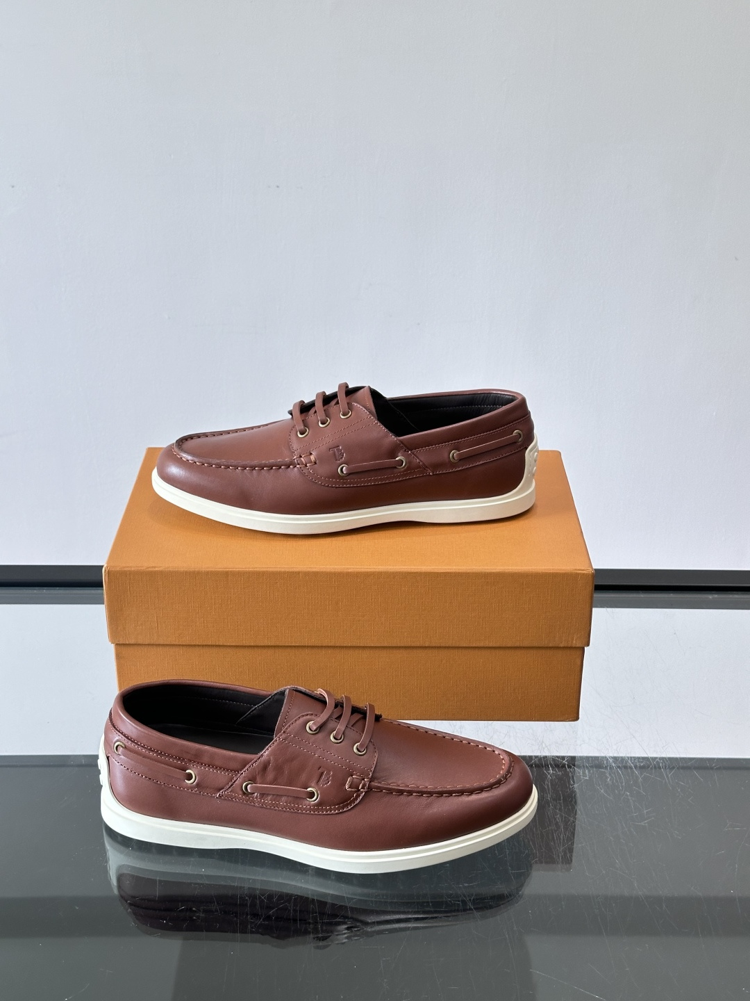 TOD’S/托德斯新款男士乐福休闲鞋,这款鞋选用皮革制成,橡胶大底尽显品牌元素,轻松提升日常造型。原版1:1开发,优雅低 TOD’S/托德斯新款男士乐福休闲鞋,这款鞋选用皮革制成,橡胶大底尽显品牌元素,轻松提升日常造型。原版1:1开发,优雅低