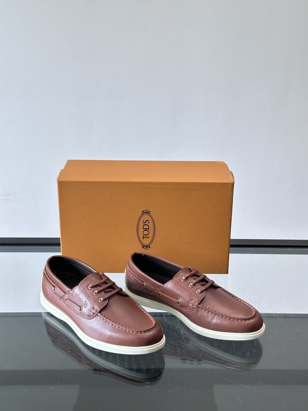 TOD’S/托德斯新款男士乐福休闲鞋,这款鞋选用皮革制成,橡胶大底尽显品牌元素,轻松提升日常造型。原版1:1开发,优雅低 TOD’S/托德斯新款男士乐福休闲鞋,这款鞋选用皮革制成,橡胶大底尽显品牌元素,轻松提升日常造型。原版1:1开发,优雅低