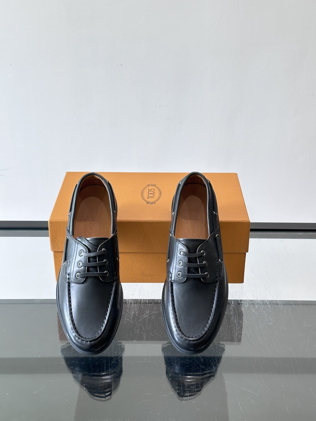 TOD’S/托德斯新款男士乐福休闲鞋,这款鞋选用皮革制成,橡胶大底尽显品牌元素,轻松提升日常造型。原版1:1开发,优雅低 TOD’S/托德斯新款男士乐福休闲鞋,这款鞋选用皮革制成,橡胶大底尽显品牌元素,轻松提升日常造型。原版1:1开发,优雅低