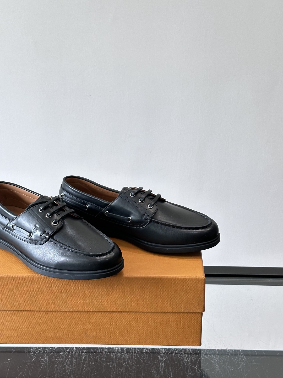TOD’S/托德斯新款男士乐福休闲鞋,这款鞋选用皮革制成,橡胶大底尽显品牌元素,轻松提升日常造型。原版1:1开发,优雅低 TOD’S/托德斯新款男士乐福休闲鞋,这款鞋选用皮革制成,橡胶大底尽显品牌元素,轻松提升日常造型。原版1:1开发,优雅低