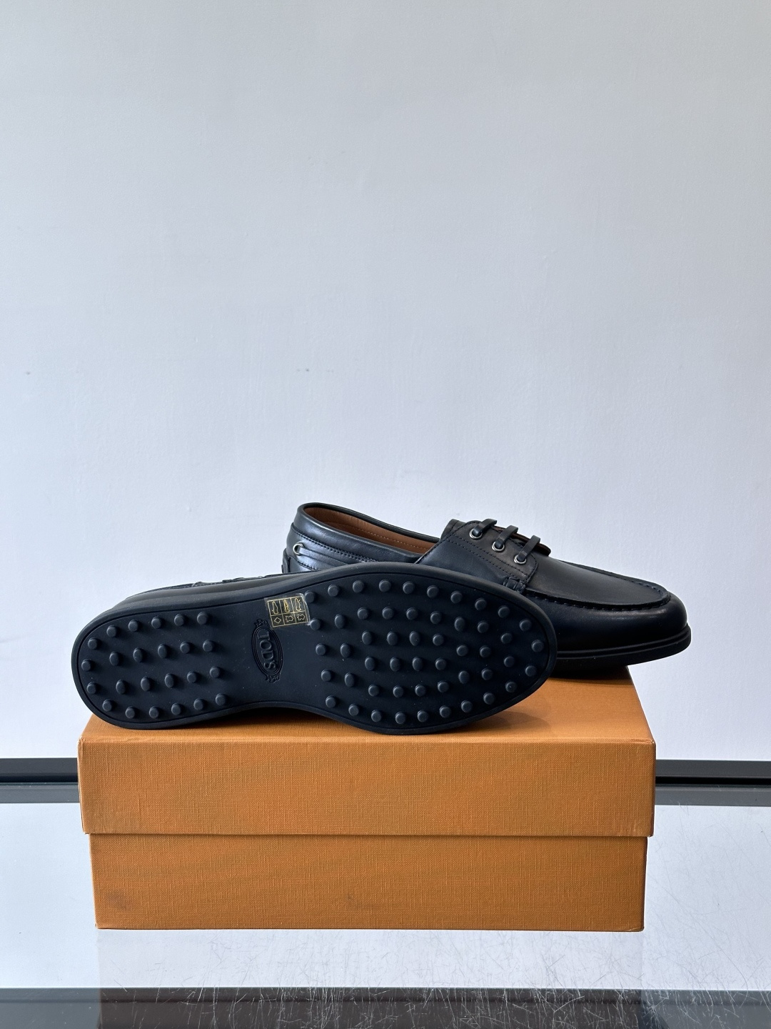 TOD’S/托德斯新款男士乐福休闲鞋,这款鞋选用皮革制成,橡胶大底尽显品牌元素,轻松提升日常造型。原版1:1开发,优雅低 TOD’S/托德斯新款男士乐福休闲鞋,这款鞋选用皮革制成,橡胶大底尽显品牌元素,轻松提升日常造型。原版1:1开发,优雅低