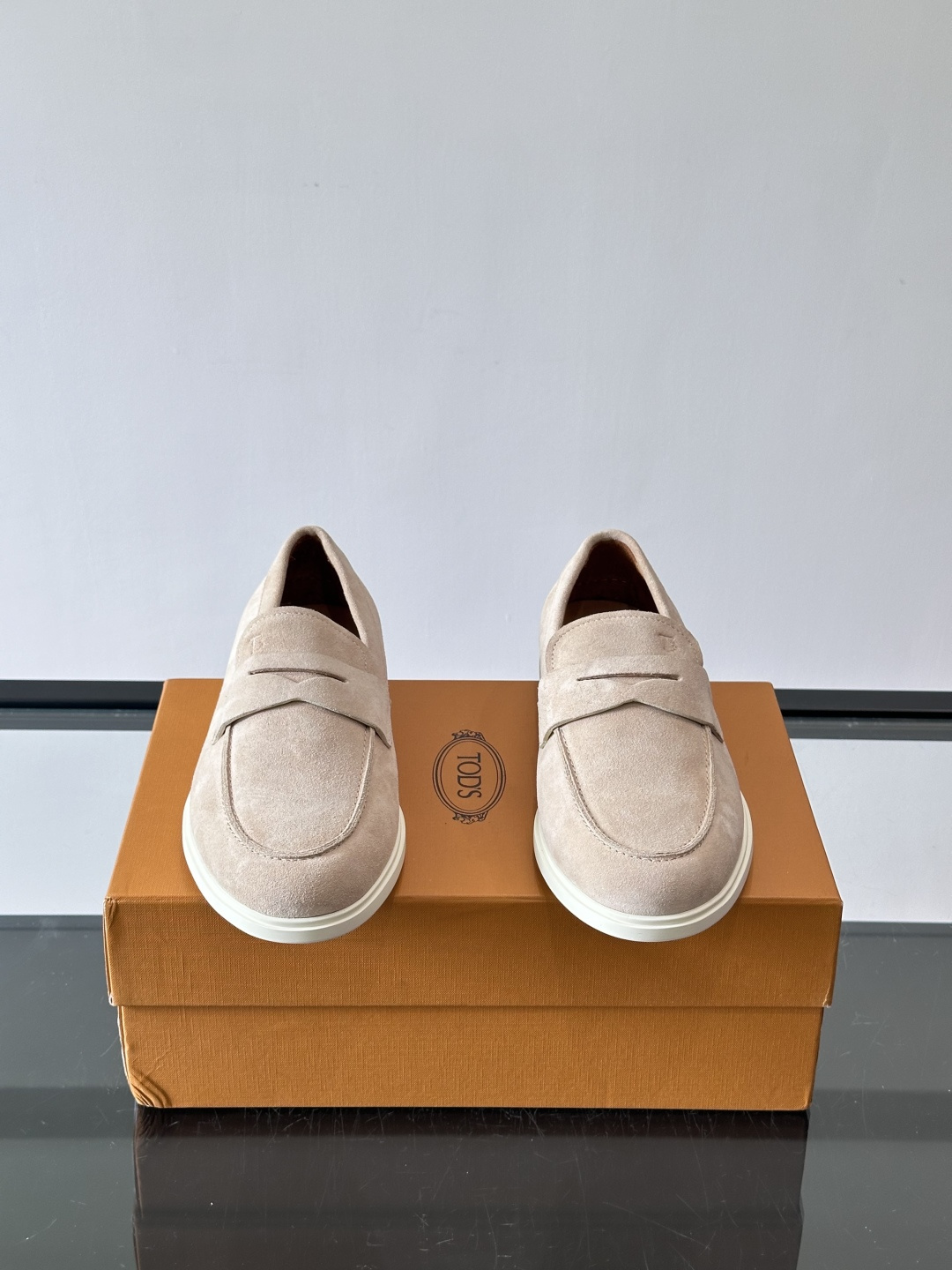 TOD’S/托德斯新款男士乐福休闲鞋,这款鞋选用皮革制成,橡胶大底尽显品牌元素,轻松提升日常造型。原版1:1开发,优雅低 TOD’S/托德斯新款男士乐福休闲鞋,这款鞋选用皮革制成,橡胶大底尽显品牌元素,轻松提升日常造型。原版1:1开发,优雅低
