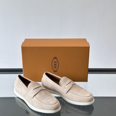 TOD’S/托德斯新款男士乐福休闲鞋,这款鞋选用皮革制成,橡胶大底尽显品牌元素,轻松提升日常造型。原版1:1开发,优雅低 TOD’S/托德斯新款男士乐福休闲鞋,这款鞋选用皮革制成,橡胶大底尽显品牌元素,轻松提升日常造型。原版1:1开发,优雅低