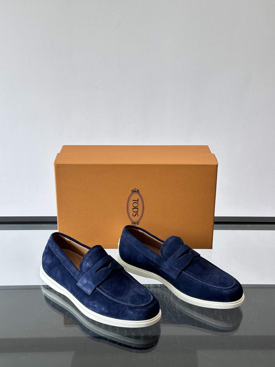 TOD’S/托德斯新款男士乐福休闲鞋,这款鞋选用皮革制成,橡胶大底尽显品牌元素,轻松提升日常造型。原版1:1开发,优雅低 TOD’S/托德斯新款男士乐福休闲鞋,这款鞋选用皮革制成,橡胶大底尽显品牌元素,轻松提升日常造型。原版1:1开发,优雅低