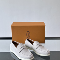 TOD’S/托德斯新款男士乐福休闲鞋,这款鞋选用皮革制成,橡胶大底尽显品牌元素,轻松提升日常造型。原版1:1开发,优雅低 TOD’S/托德斯新款男士乐福休闲鞋,这款鞋选用皮革制成,橡胶大底尽显品牌元素,轻松提升日常造型。原版1:1开发,优雅低