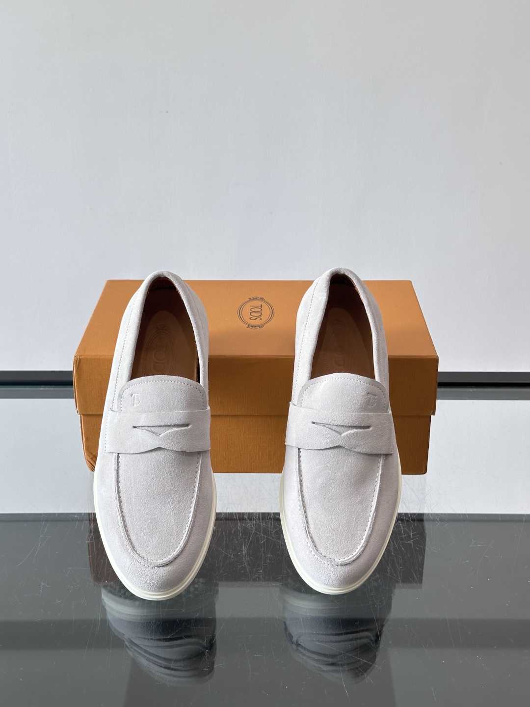 TOD’S/托德斯新款男士乐福休闲鞋,这款鞋选用皮革制成,橡胶大底尽显品牌元素,轻松提升日常造型。原版1:1开发,优雅低 TOD’S/托德斯新款男士乐福休闲鞋,这款鞋选用皮革制成,橡胶大底尽显品牌元素,轻松提升日常造型。原版1:1开发,优雅低