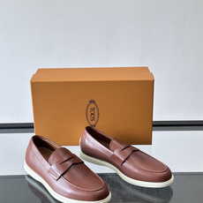 TOD’S/托德斯新款男士乐福休闲鞋,这款鞋选用皮革制成,橡胶大底尽显品牌元素,轻松提升日常造型。原版1:1开发,优雅低 TOD’S/托德斯新款男士乐福休闲鞋,这款鞋选用皮革制成,橡胶大底尽显品牌元素,轻松提升日常造型。原版1:1开发,优雅低