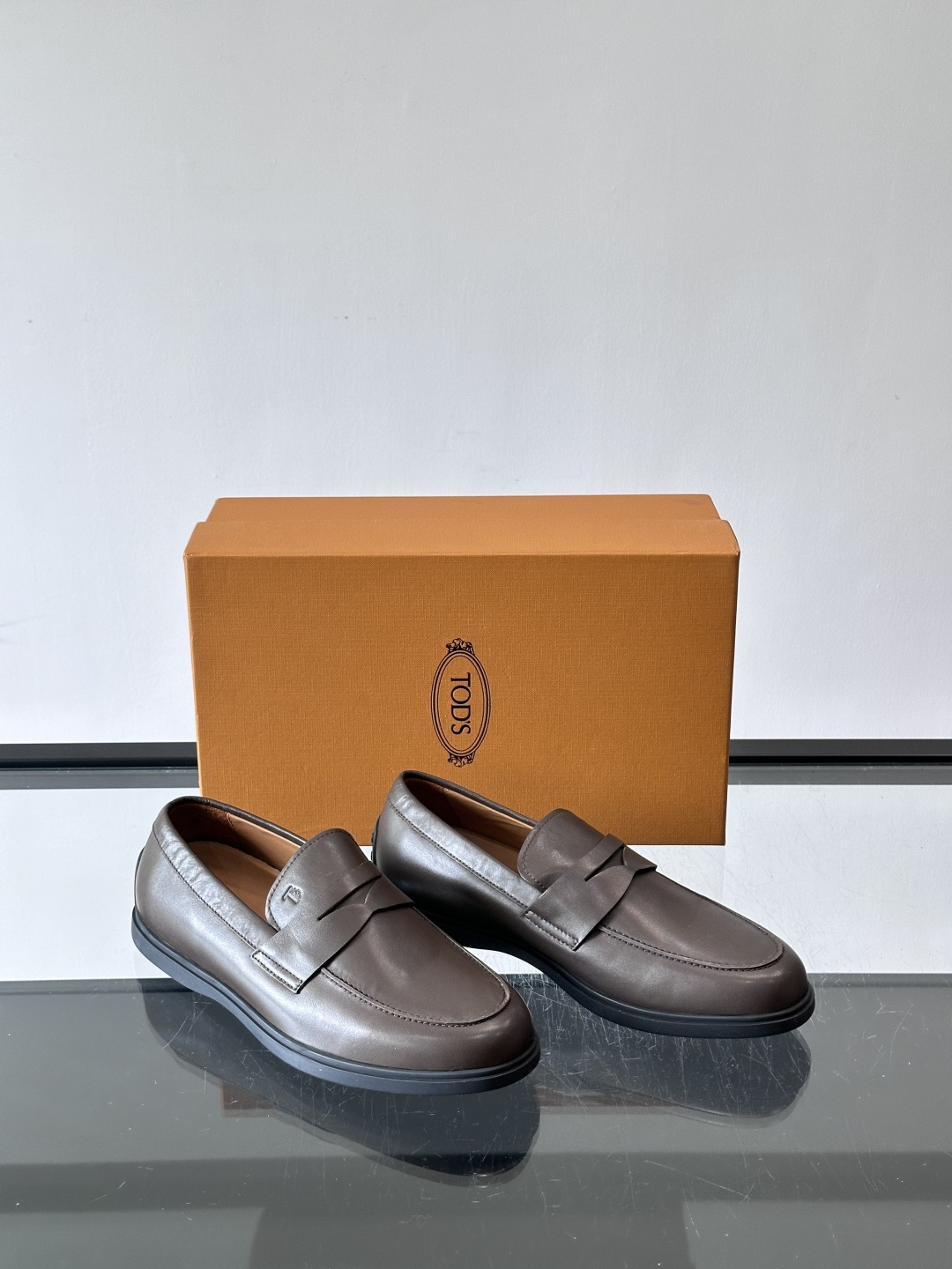 TOD’S/托德斯新款男士乐福休闲鞋,这款鞋选用皮革制成,橡胶大底尽显品牌元素,轻松提升日常造型。原版1:1开发,优雅低 TOD’S/托德斯新款男士乐福休闲鞋,这款鞋选用皮革制成,橡胶大底尽显品牌元素,轻松提升日常造型。原版1:1开发,优雅低