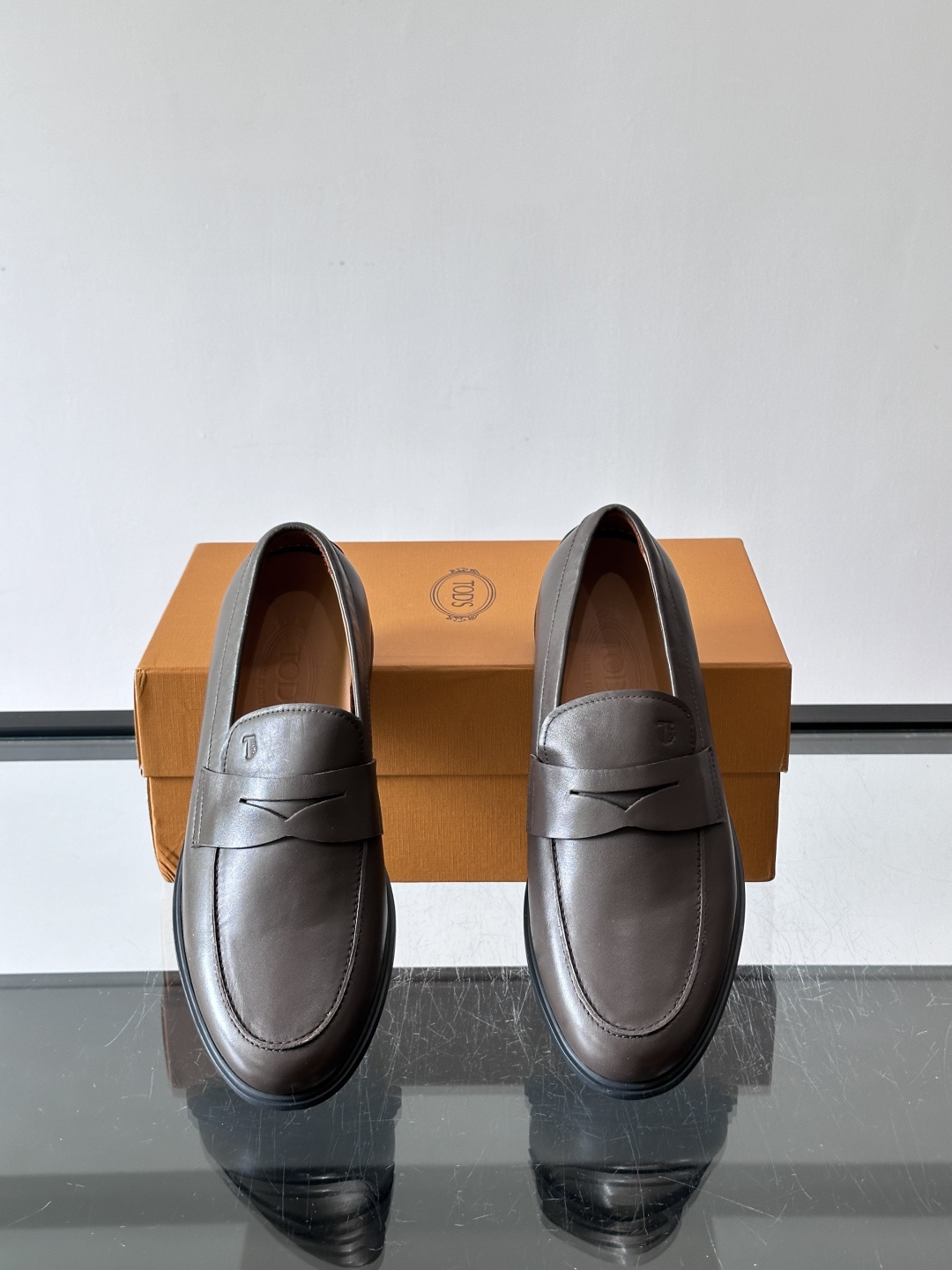 TOD’S/托德斯新款男士乐福休闲鞋,这款鞋选用皮革制成,橡胶大底尽显品牌元素,轻松提升日常造型。原版1:1开发,优雅低 TOD’S/托德斯新款男士乐福休闲鞋,这款鞋选用皮革制成,橡胶大底尽显品牌元素,轻松提升日常造型。原版1:1开发,优雅低