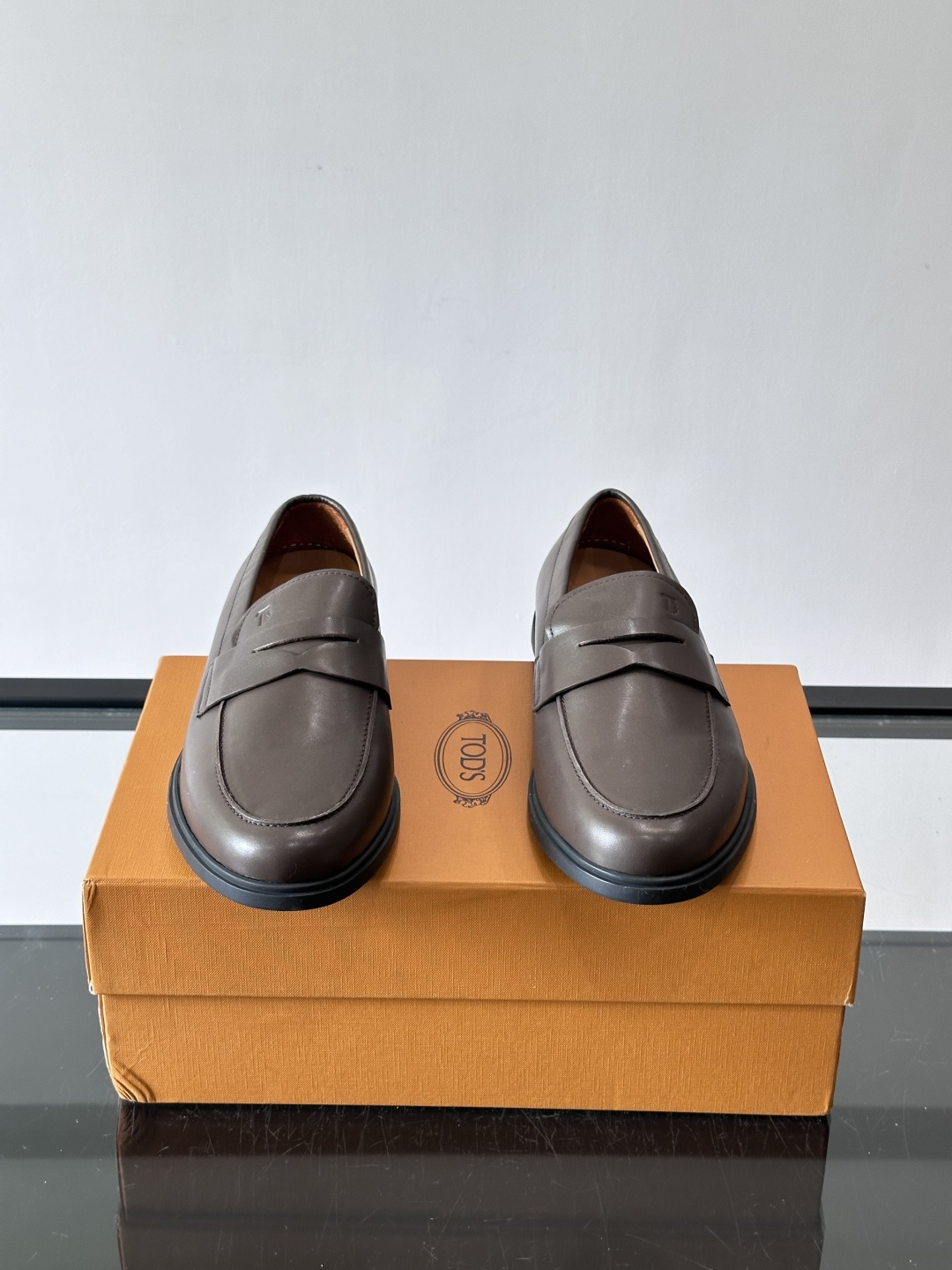 TOD’S/托德斯新款男士乐福休闲鞋,这款鞋选用皮革制成,橡胶大底尽显品牌元素,轻松提升日常造型。原版1:1开发,优雅低 TOD’S/托德斯新款男士乐福休闲鞋,这款鞋选用皮革制成,橡胶大底尽显品牌元素,轻松提升日常造型。原版1:1开发,优雅低