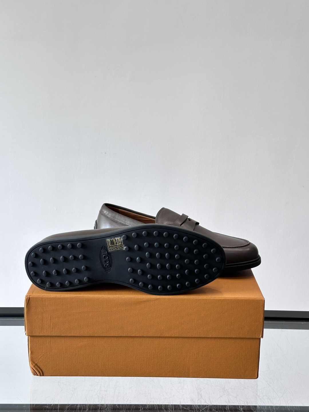 TOD’S/托德斯新款男士乐福休闲鞋,这款鞋选用皮革制成,橡胶大底尽显品牌元素,轻松提升日常造型。原版1:1开发,优雅低 TOD’S/托德斯新款男士乐福休闲鞋,这款鞋选用皮革制成,橡胶大底尽显品牌元素,轻松提升日常造型。原版1:1开发,优雅低