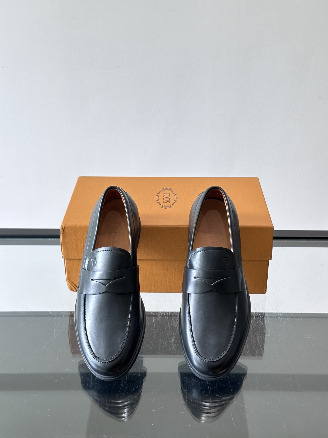 TOD’S/托德斯新款男士乐福休闲鞋,这款鞋选用皮革制成,橡胶大底尽显品牌元素,轻松提升日常造型。原版1:1开发,优雅低 TOD’S/托德斯新款男士乐福休闲鞋,这款鞋选用皮革制成,橡胶大底尽显品牌元素,轻松提升日常造型。原版1:1开发,优雅低