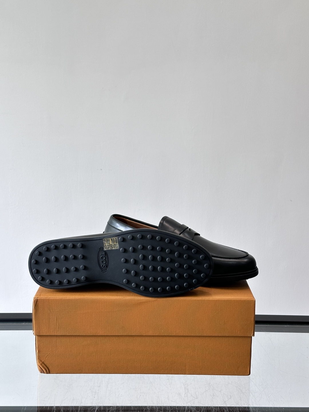 TOD’S/托德斯新款男士乐福休闲鞋,这款鞋选用皮革制成,橡胶大底尽显品牌元素,轻松提升日常造型。原版1:1开发,优雅低 TOD’S/托德斯新款男士乐福休闲鞋,这款鞋选用皮革制成,橡胶大底尽显品牌元素,轻松提升日常造型。原版1:1开发,优雅低