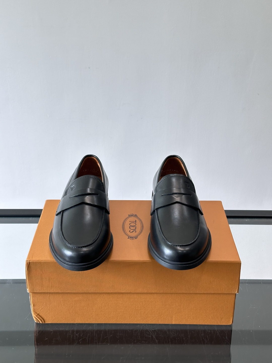 TOD’S/托德斯新款男士乐福休闲鞋,这款鞋选用皮革制成,橡胶大底尽显品牌元素,轻松提升日常造型。原版1:1开发,优雅低 TOD’S/托德斯新款男士乐福休闲鞋,这款鞋选用皮革制成,橡胶大底尽显品牌元素,轻松提升日常造型。原版1:1开发,优雅低