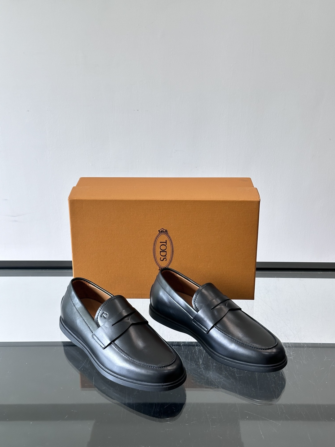 TOD’S/托德斯新款男士乐福休闲鞋,这款鞋选用皮革制成,橡胶大底尽显品牌元素,轻松提升日常造型。原版1:1开发,优雅低 TOD’S/托德斯新款男士乐福休闲鞋,这款鞋选用皮革制成,橡胶大底尽显品牌元素,轻松提升日常造型。原版1:1开发,优雅低