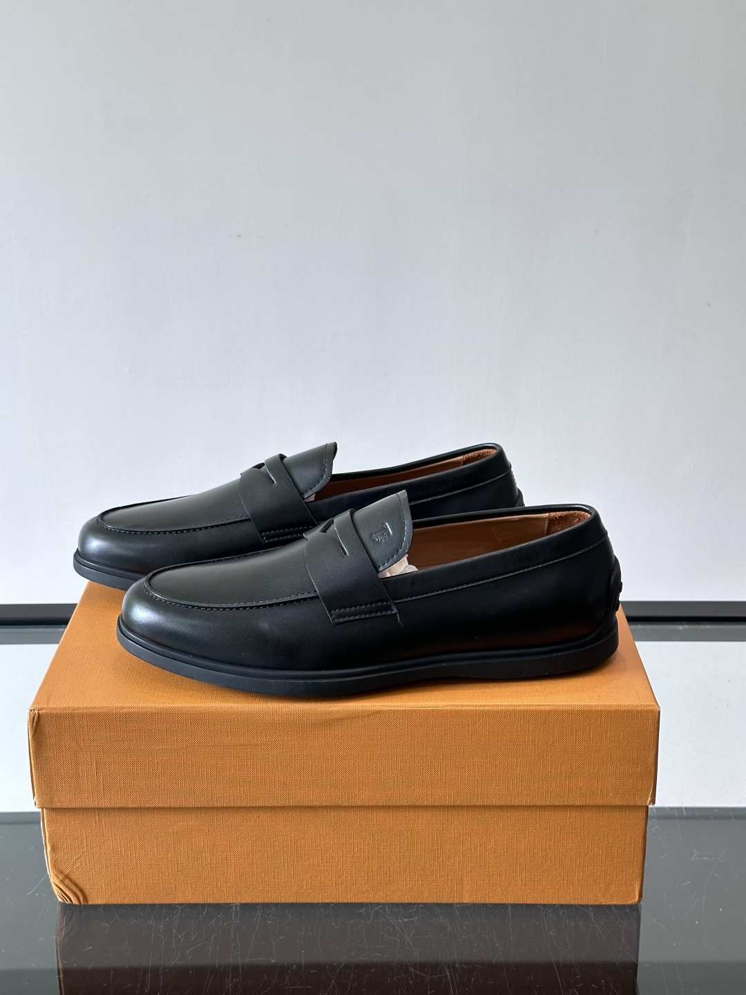 TOD’S/托德斯新款男士乐福休闲鞋,这款鞋选用皮革制成,橡胶大底尽显品牌元素,轻松提升日常造型。原版1:1开发,优雅低 TOD’S/托德斯新款男士乐福休闲鞋,这款鞋选用皮革制成,橡胶大底尽显品牌元素,轻松提升日常造型。原版1:1开发,优雅低