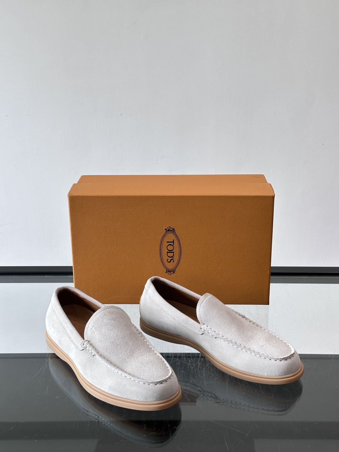 TOD’S/托德斯新款男士乐福休闲鞋,这款鞋选用皮革制成,橡胶大底尽显品牌元素,轻松提升日常造型。原版1:1开发,优雅低 TOD’S/托德斯新款男士乐福休闲鞋,这款鞋选用皮革制成,橡胶大底尽显品牌元素,轻松提升日常造型。原版1:1开发,优雅低