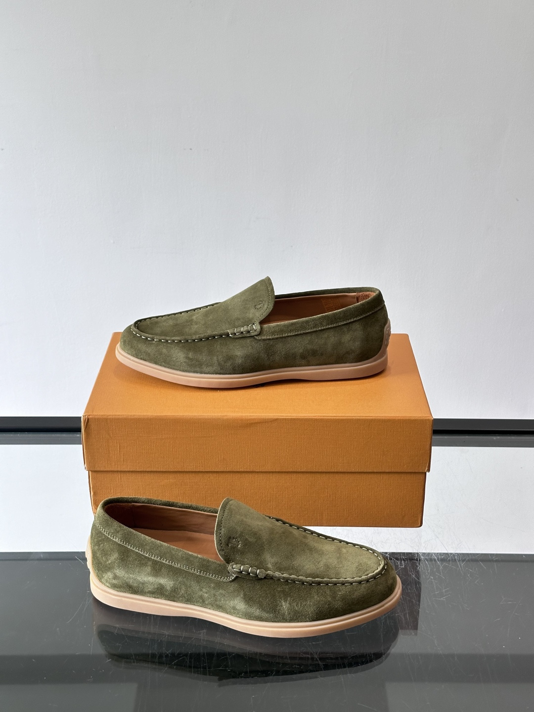 TOD’S/托德斯新款男士乐福休闲鞋,这款鞋选用皮革制成,橡胶大底尽显品牌元素,轻松提升日常造型。原版1:1开发,优雅低 TOD’S/托德斯新款男士乐福休闲鞋,这款鞋选用皮革制成,橡胶大底尽显品牌元素,轻松提升日常造型。原版1:1开发,优雅低