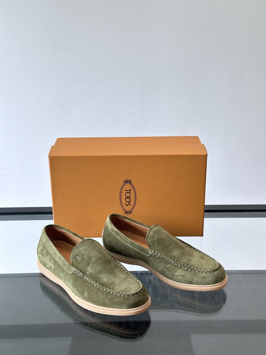TOD’S/托德斯新款男士乐福休闲鞋,这款鞋选用皮革制成,橡胶大底尽显品牌元素,轻松提升日常造型。原版1:1开发,优雅低 TOD’S/托德斯新款男士乐福休闲鞋,这款鞋选用皮革制成,橡胶大底尽显品牌元素,轻松提升日常造型。原版1:1开发,优雅低