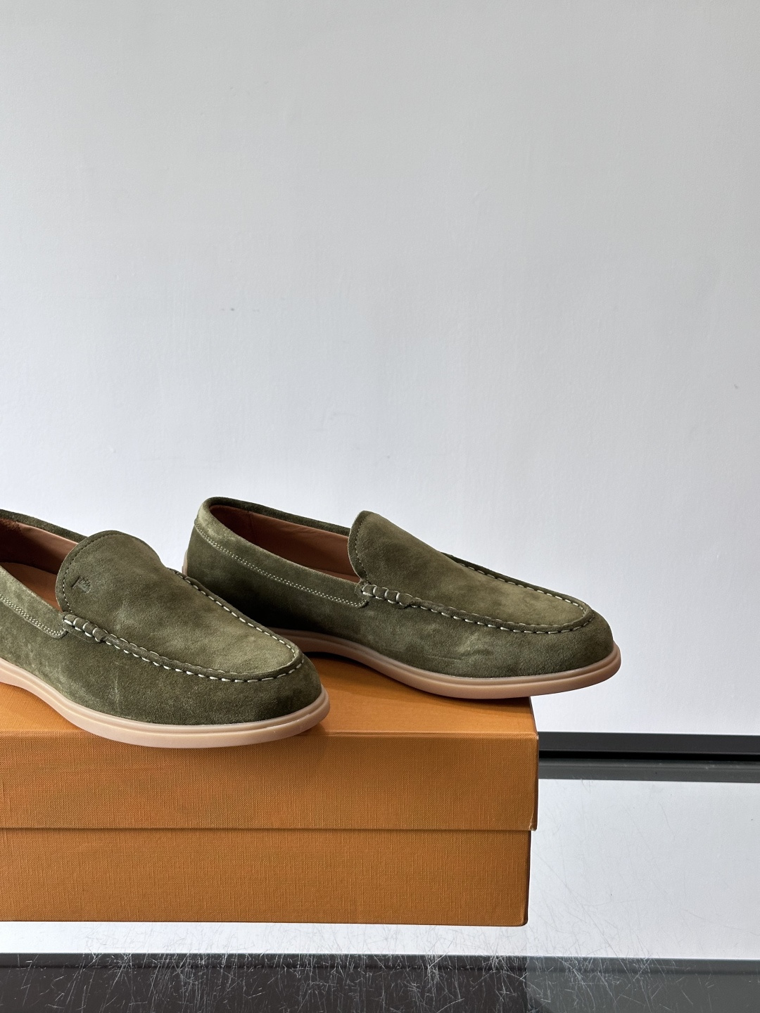 TOD’S/托德斯新款男士乐福休闲鞋,这款鞋选用皮革制成,橡胶大底尽显品牌元素,轻松提升日常造型。原版1:1开发,优雅低 TOD’S/托德斯新款男士乐福休闲鞋,这款鞋选用皮革制成,橡胶大底尽显品牌元素,轻松提升日常造型。原版1:1开发,优雅低