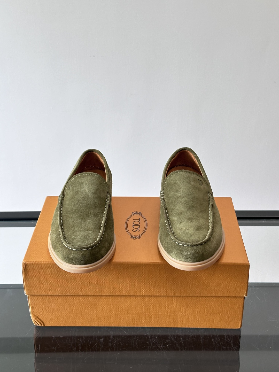 TOD’S/托德斯新款男士乐福休闲鞋,这款鞋选用皮革制成,橡胶大底尽显品牌元素,轻松提升日常造型。原版1:1开发,优雅低 TOD’S/托德斯新款男士乐福休闲鞋,这款鞋选用皮革制成,橡胶大底尽显品牌元素,轻松提升日常造型。原版1:1开发,优雅低