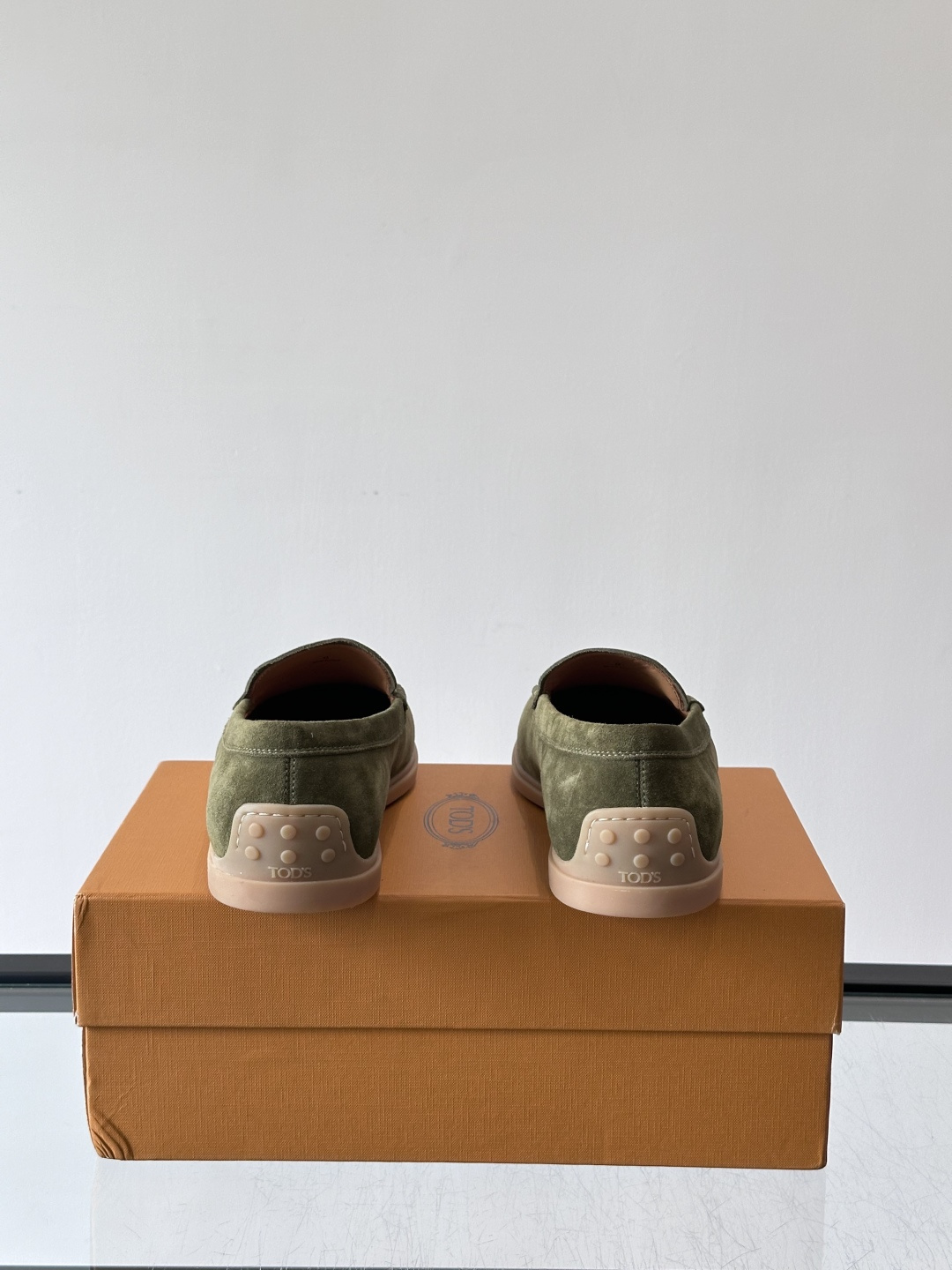 TOD’S/托德斯新款男士乐福休闲鞋,这款鞋选用皮革制成,橡胶大底尽显品牌元素,轻松提升日常造型。原版1:1开发,优雅低 TOD’S/托德斯新款男士乐福休闲鞋,这款鞋选用皮革制成,橡胶大底尽显品牌元素,轻松提升日常造型。原版1:1开发,优雅低