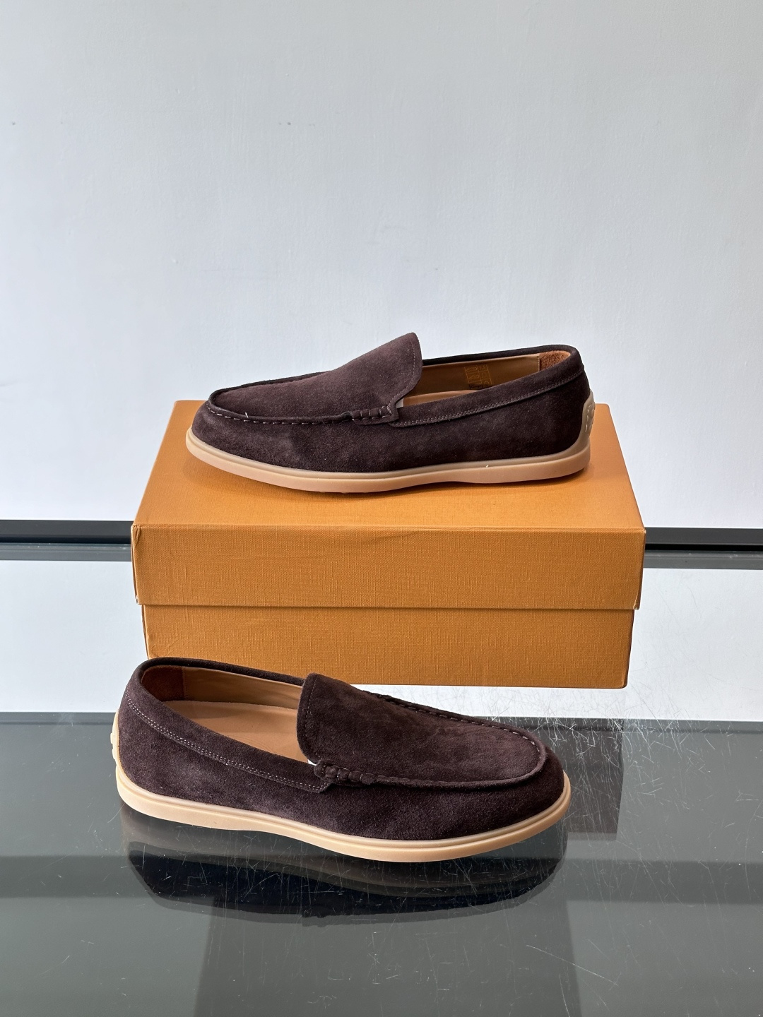 TOD’S/托德斯新款男士乐福休闲鞋,这款鞋选用皮革制成,橡胶大底尽显品牌元素,轻松提升日常造型。原版1:1开发,优雅低 TOD’S/托德斯新款男士乐福休闲鞋,这款鞋选用皮革制成,橡胶大底尽显品牌元素,轻松提升日常造型。原版1:1开发,优雅低