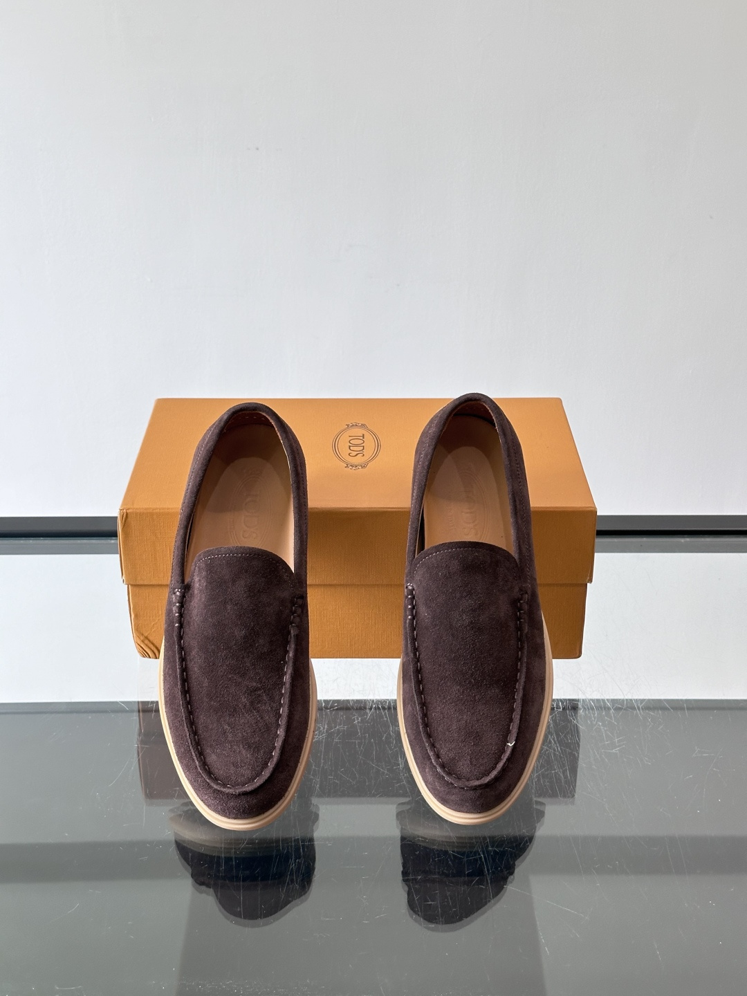 TOD’S/托德斯新款男士乐福休闲鞋,这款鞋选用皮革制成,橡胶大底尽显品牌元素,轻松提升日常造型。原版1:1开发,优雅低 TOD’S/托德斯新款男士乐福休闲鞋,这款鞋选用皮革制成,橡胶大底尽显品牌元素,轻松提升日常造型。原版1:1开发,优雅低