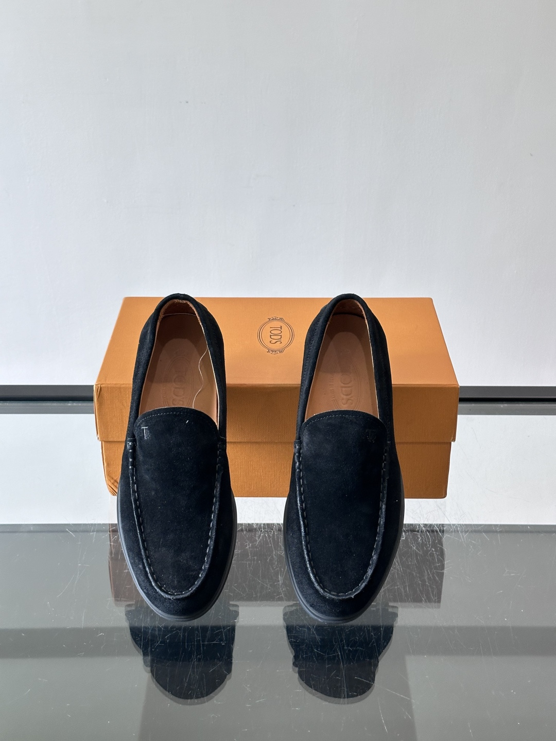 TOD’S/托德斯新款男士乐福休闲鞋,这款鞋选用皮革制成,橡胶大底尽显品牌元素,轻松提升日常造型。原版1:1开发,优雅低 TOD’S/托德斯新款男士乐福休闲鞋,这款鞋选用皮革制成,橡胶大底尽显品牌元素,轻松提升日常造型。原版1:1开发,优雅低