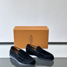 TOD’S/托德斯新款男士乐福休闲鞋,这款鞋选用皮革制成,橡胶大底尽显品牌元素,轻松提升日常造型。原版1:1开发,优雅低 TOD’S/托德斯新款男士乐福休闲鞋,这款鞋选用皮革制成,橡胶大底尽显品牌元素,轻松提升日常造型。原版1:1开发,优雅低