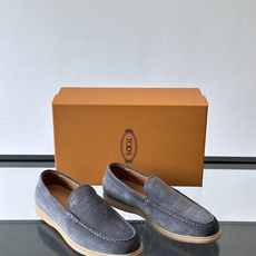 TOD’S/托德斯新款男士乐福休闲鞋,这款鞋选用皮革制成,橡胶大底尽显品牌元素,轻松提升日常造型。原版1:1开发,优雅低 TOD’S/托德斯新款男士乐福休闲鞋,这款鞋选用皮革制成,橡胶大底尽显品牌元素,轻松提升日常造型。原版1:1开发,优雅低