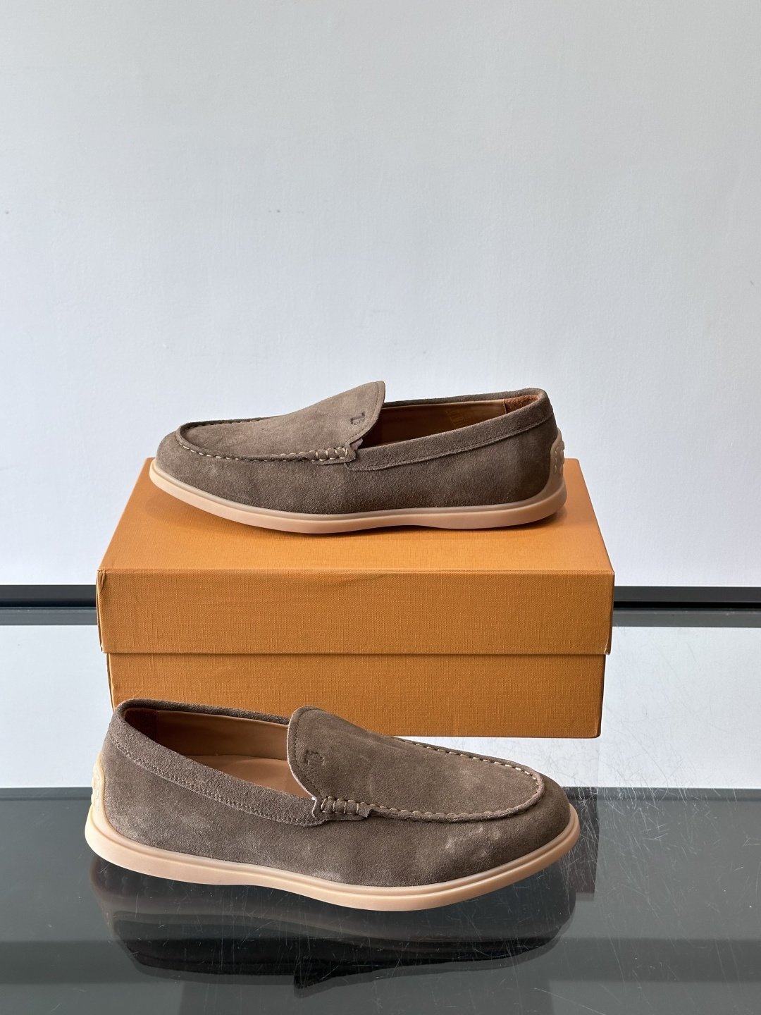 TOD’S/托德斯新款男士乐福休闲鞋,这款鞋选用皮革制成,橡胶大底尽显品牌元素,轻松提升日常造型。原版1:1开发,优雅低 TOD’S/托德斯新款男士乐福休闲鞋,这款鞋选用皮革制成,橡胶大底尽显品牌元素,轻松提升日常造型。原版1:1开发,优雅低