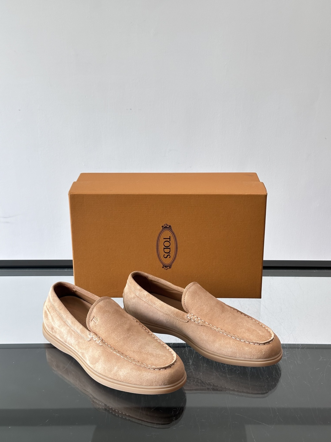 TOD’S/托德斯新款男士乐福休闲鞋，这款鞋选用皮革制成，橡胶大底尽显品牌元素，轻松提升日常造型。原版1：1开发，优雅低
