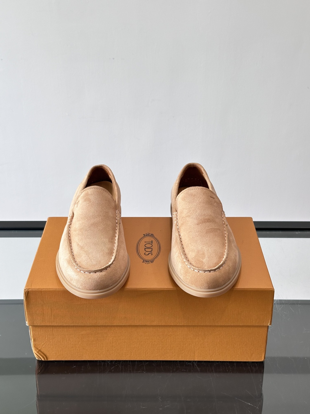 TOD’S/托德斯新款男士乐福休闲鞋，这款鞋选用皮革制成，橡胶大底尽显品牌元素，轻松提升日常造型。原版1：1开发，优雅低