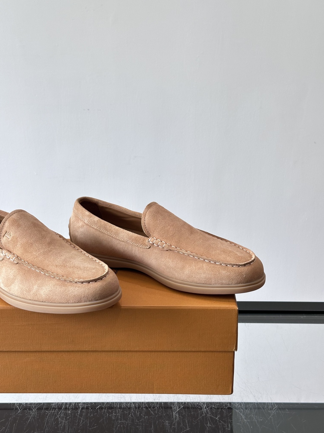 TOD’S/托德斯新款男士乐福休闲鞋，这款鞋选用皮革制成，橡胶大底尽显品牌元素，轻松提升日常造型。原版1：1开发，优雅低