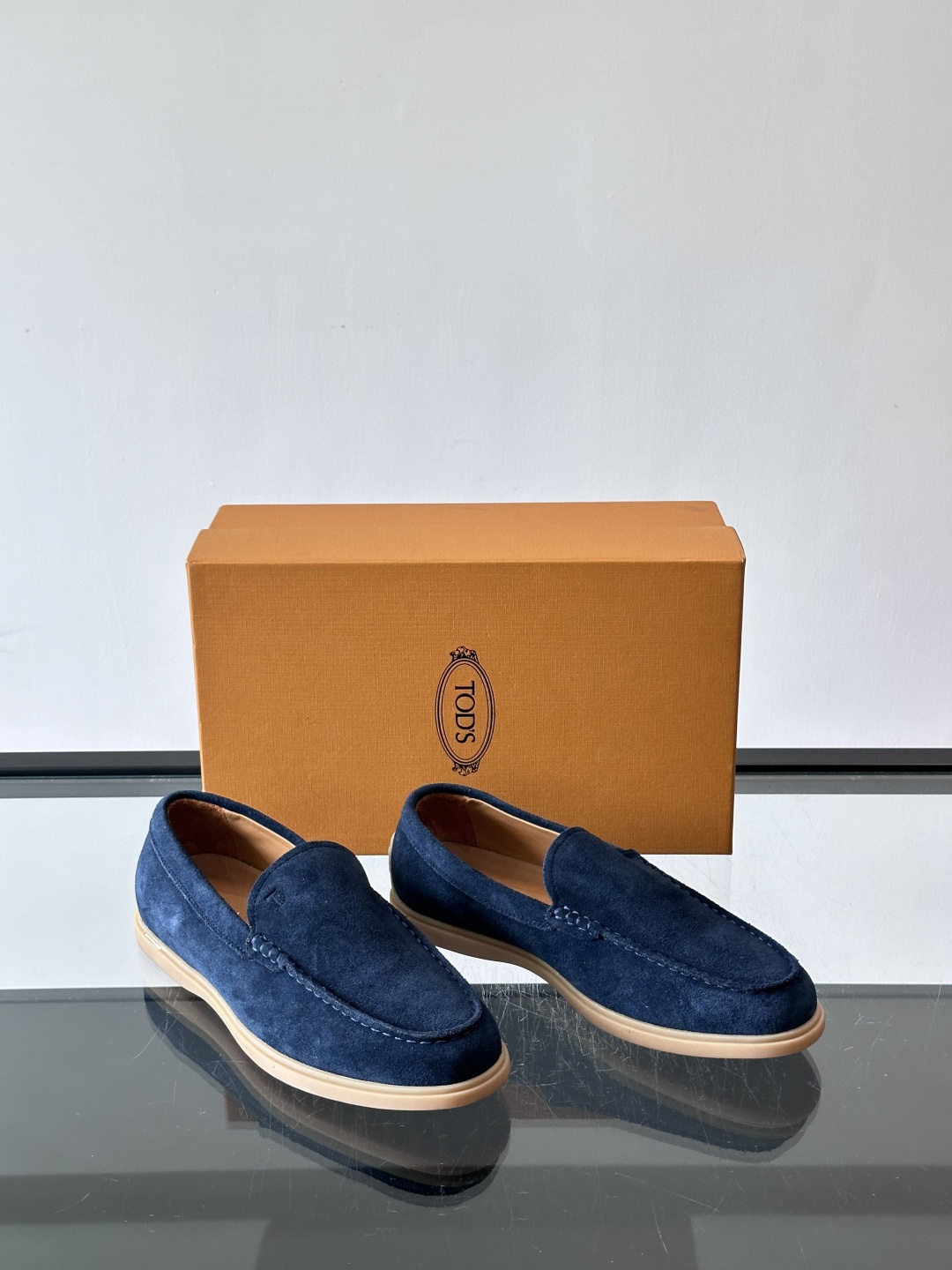 TOD’S/托德斯新款男士乐福休闲鞋,这款鞋选用皮革制成,橡胶大底尽显品牌元素,轻松提升日常造型。原版1:1开发,优雅低 TOD’S/托德斯新款男士乐福休闲鞋,这款鞋选用皮革制成,橡胶大底尽显品牌元素,轻松提升日常造型。原版1:1开发,优雅低