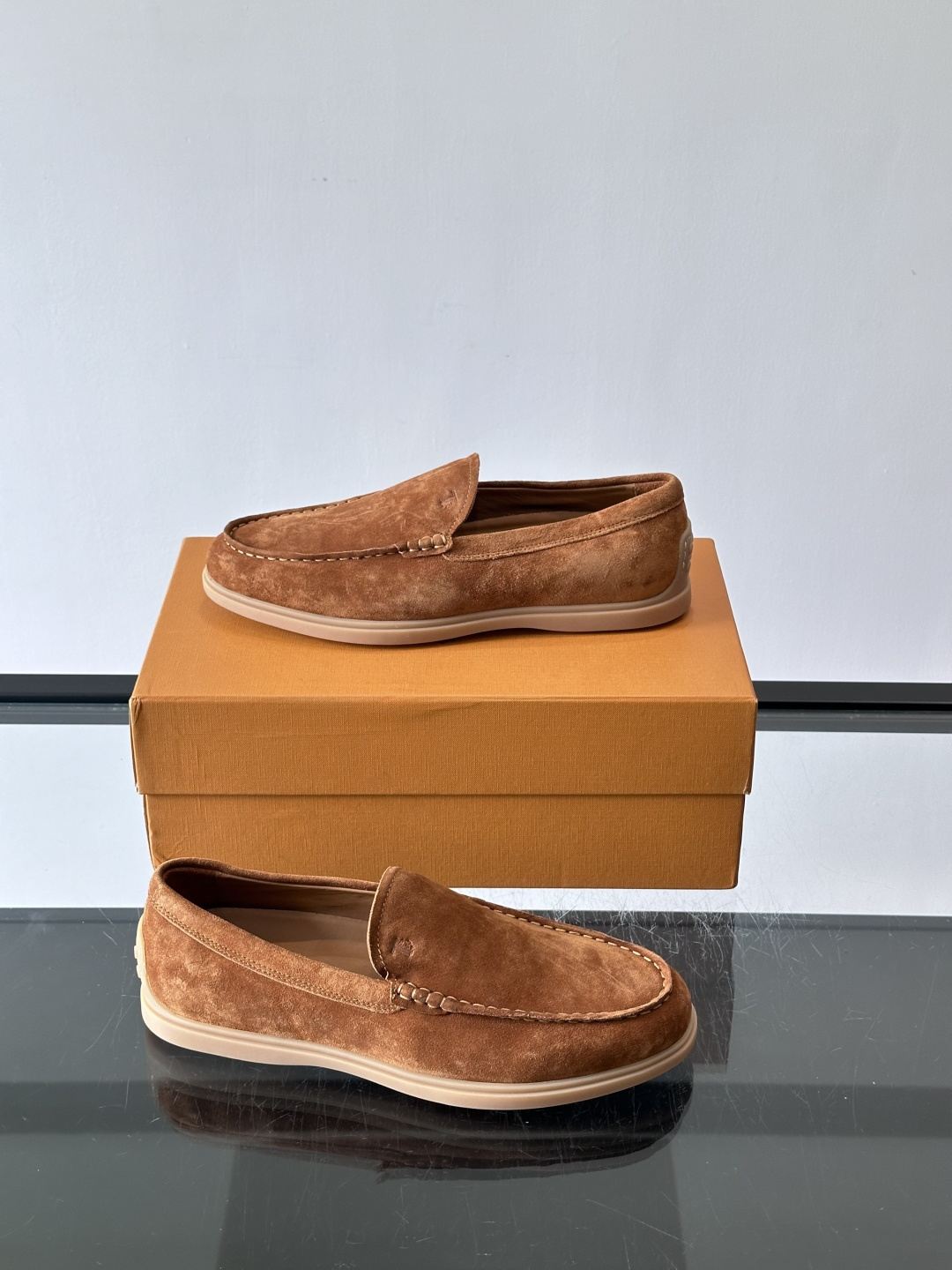 TOD’S/托德斯新款男士乐福休闲鞋,这款鞋选用皮革制成,橡胶大底尽显品牌元素,轻松提升日常造型。原版1:1开发,优雅低 TOD’S/托德斯新款男士乐福休闲鞋,这款鞋选用皮革制成,橡胶大底尽显品牌元素,轻松提升日常造型。原版1:1开发,优雅低